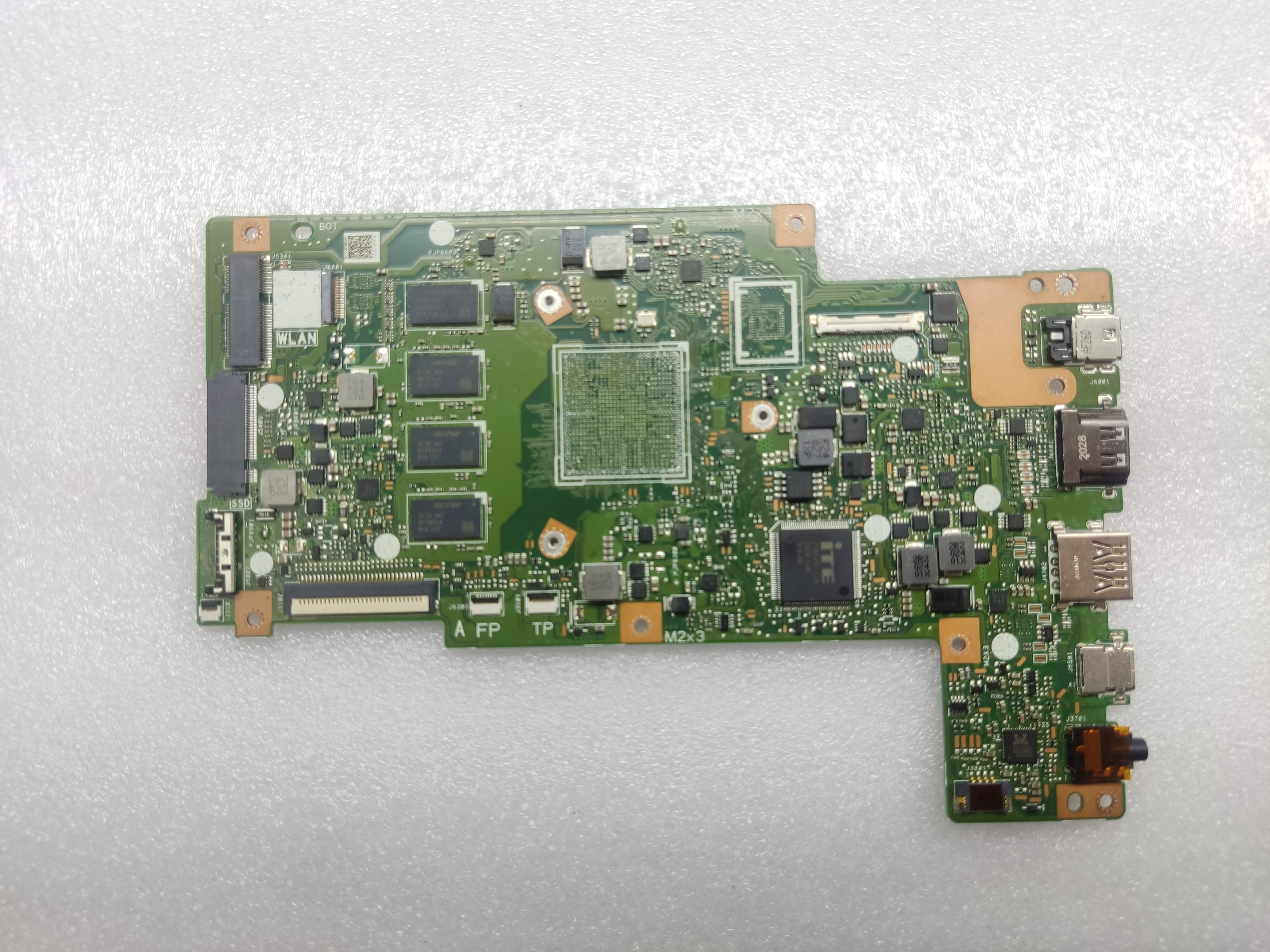 Неисправная материнская плата ASUS E410MA донор компонентов