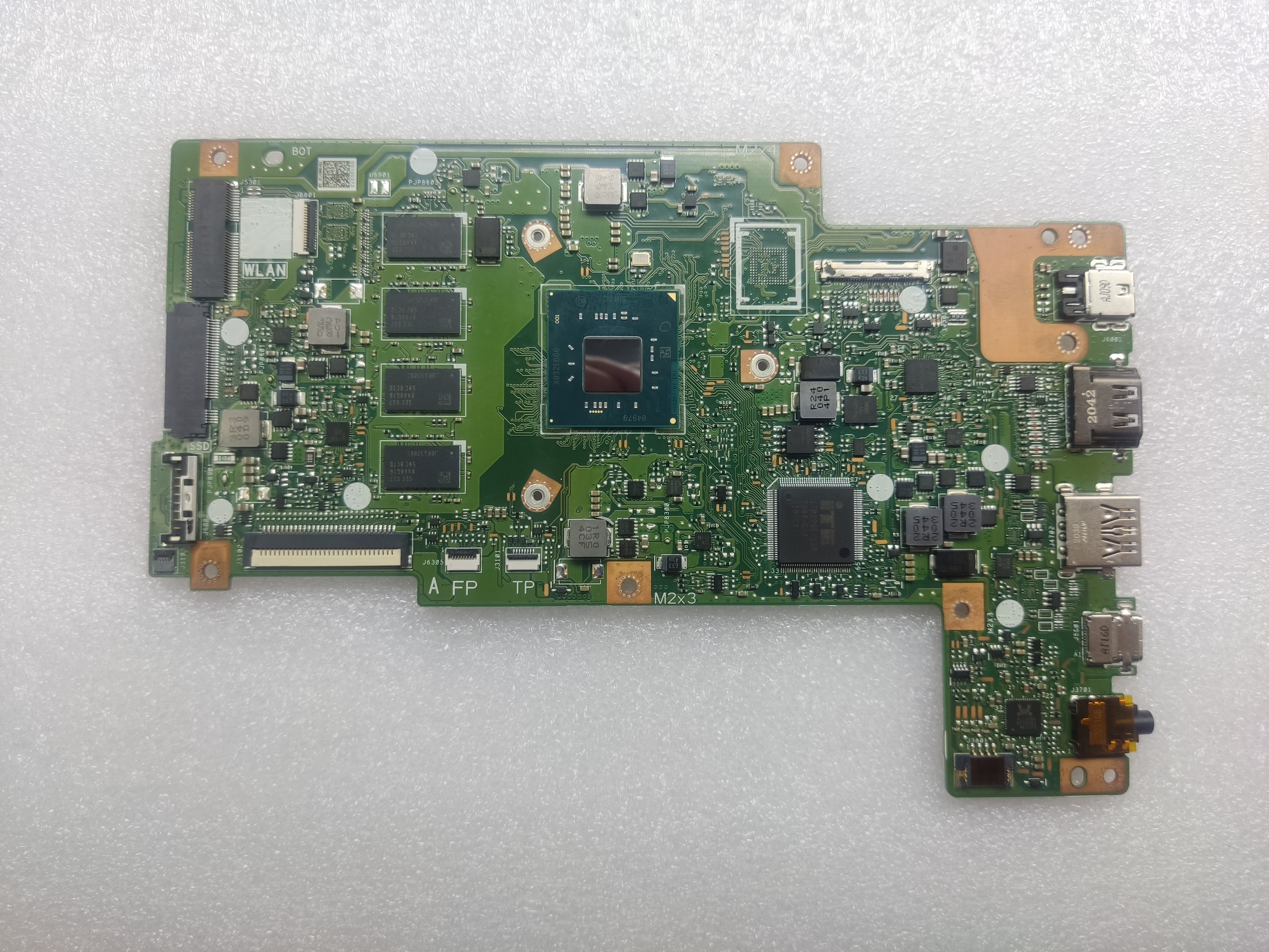 Неисправная материнская плата ASUS E410MA донор компонентов