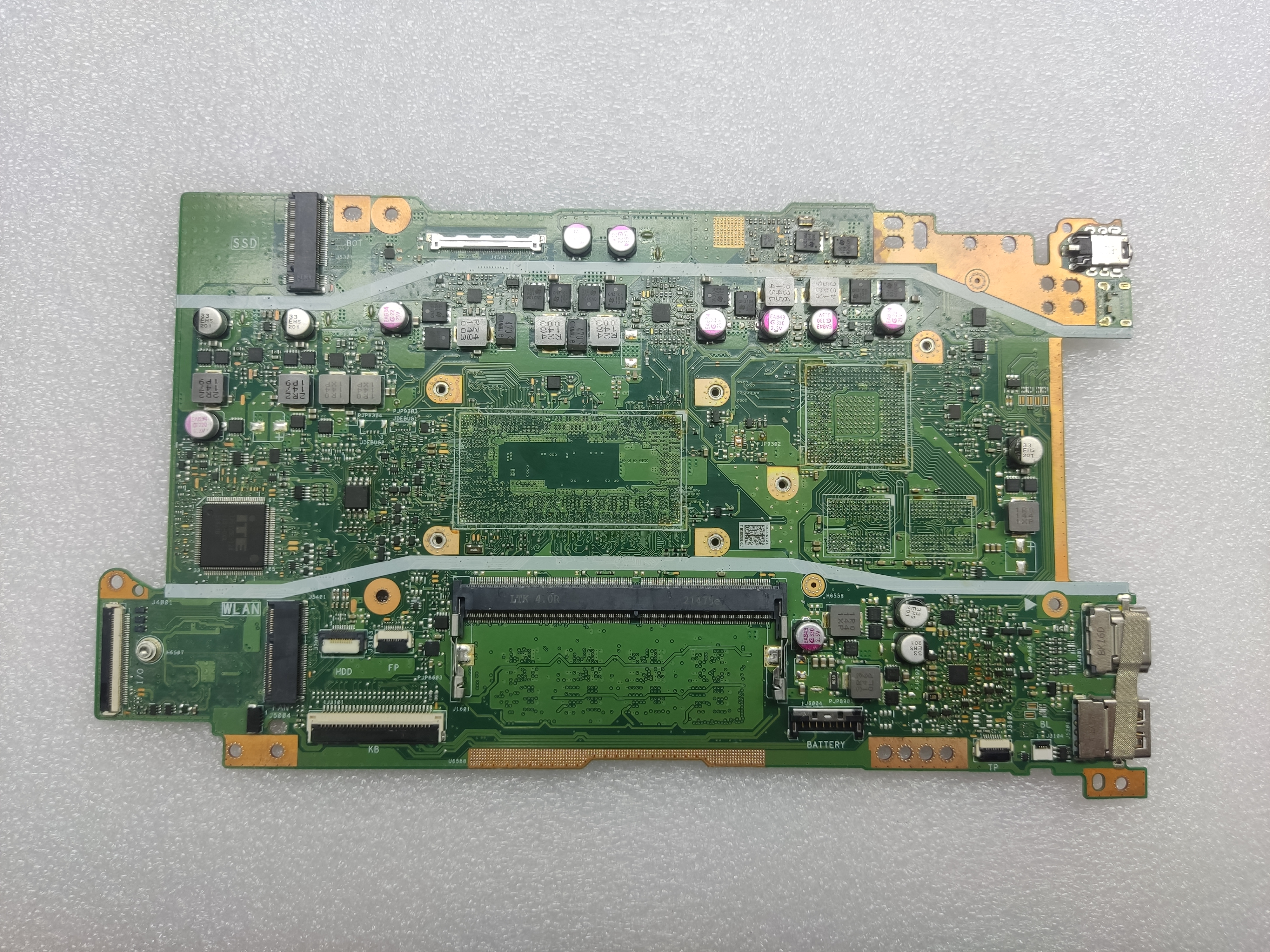 Неисправная материнская плата ASUS X515JF на компоненты